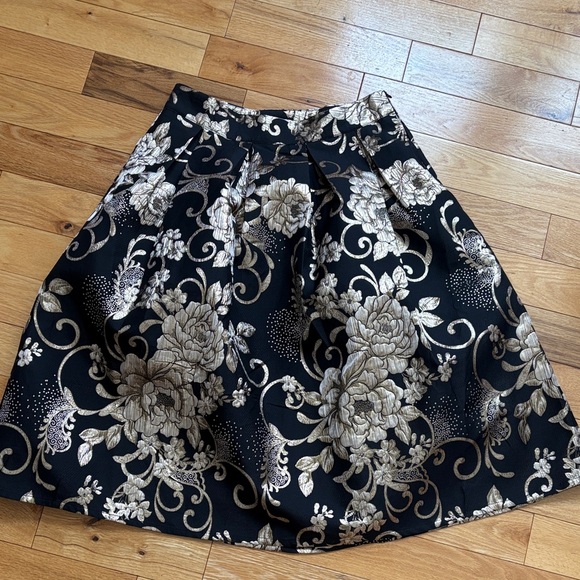 le chateau Dresses & Skirts - Beautiful good and black skirt - midi length - medium nwt